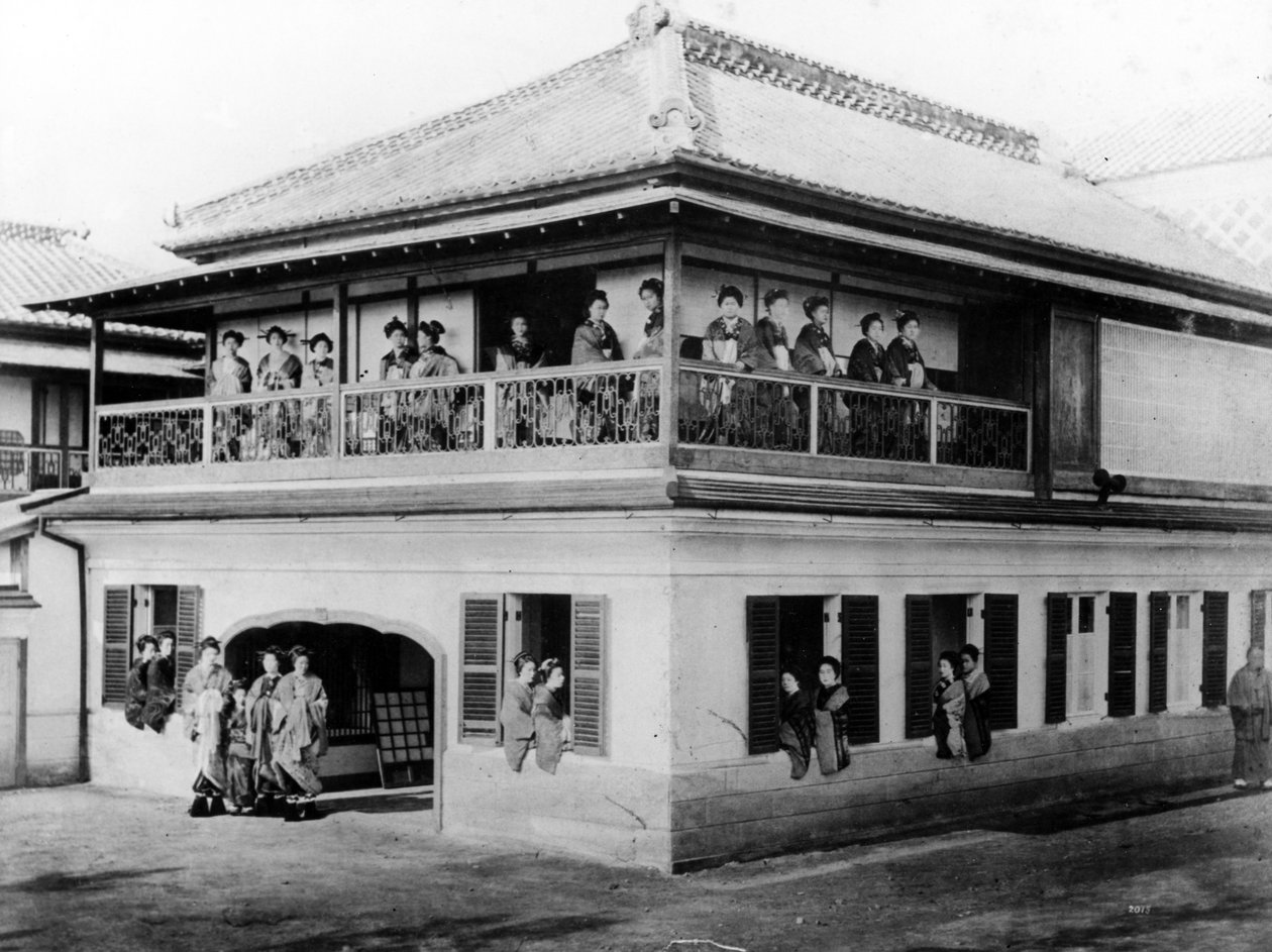 Geisha Huis, ca. 1860s door Japanese Photographer