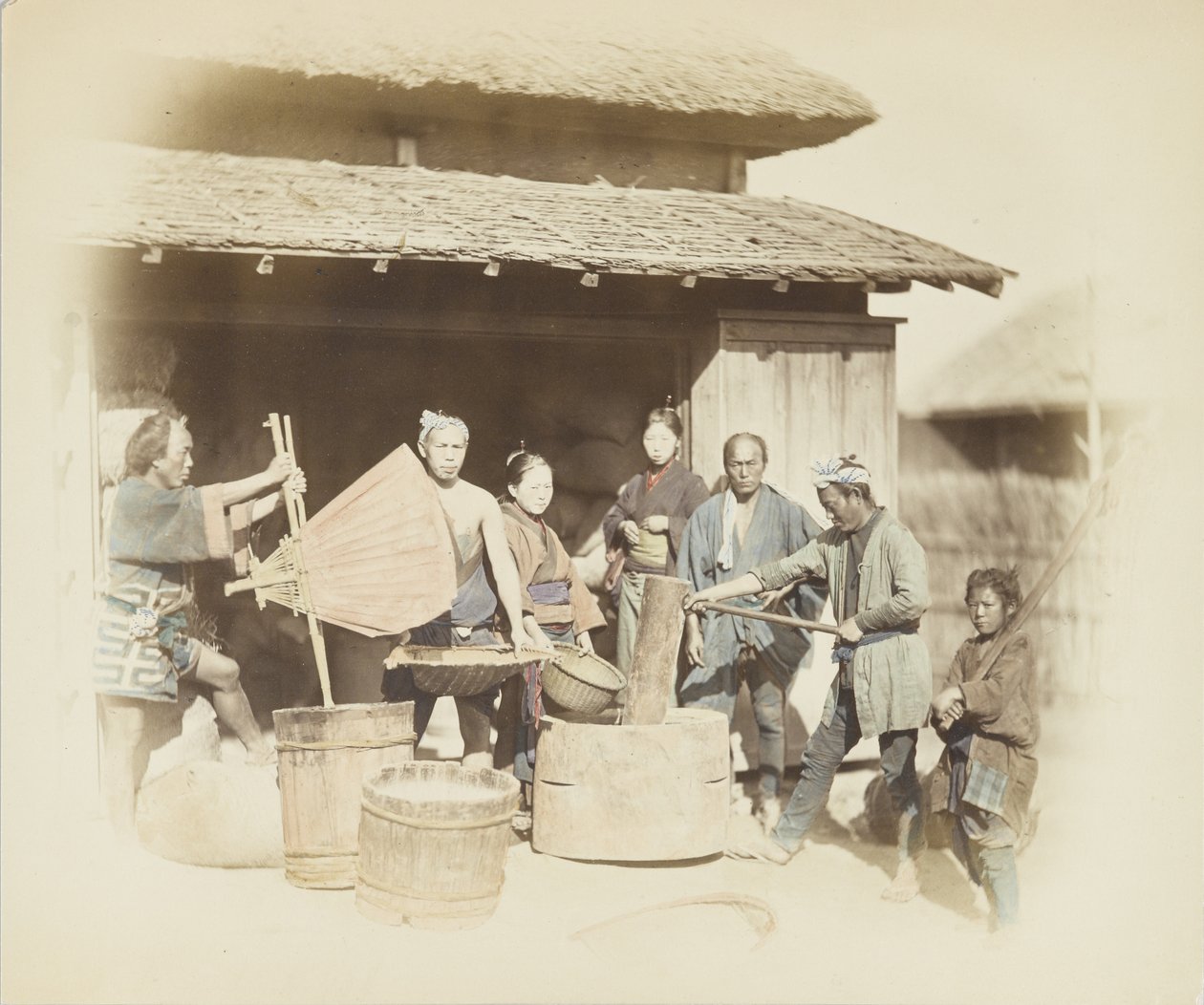 Rijst pellen in Japan (handgekleurde zwart-wit foto) door Japanese Photographer