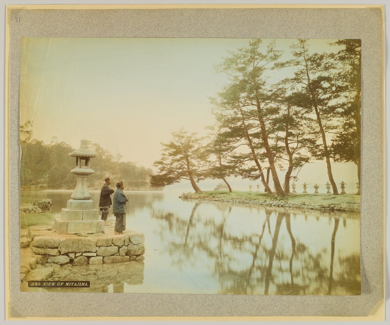 Uitzicht op Miyajima, Japan (handgekleurde zwart-wit foto) door Japanese Photographer