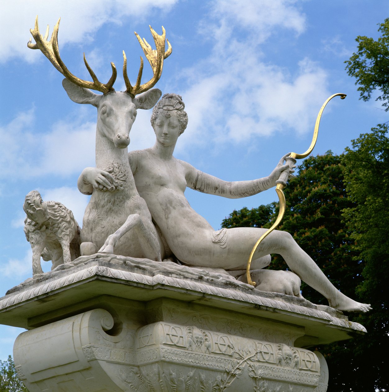 Diane de Poitiers (1499-1566) als Diana op een hert (marmer en brons) door Jean Goujon