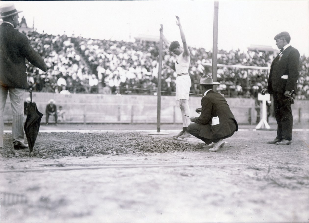 Ray Ewry van de New York Athletic Club die meedoet aan de staande verspringen op de Olympische Spelen van 1904. Ewry won het evenement door Jessie Tarbox Beals