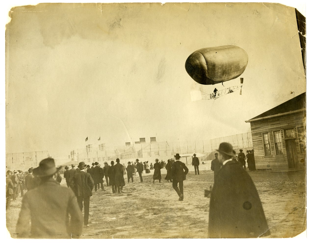 Luchtschip "California Arrow" door Jessie Tarbox Beals