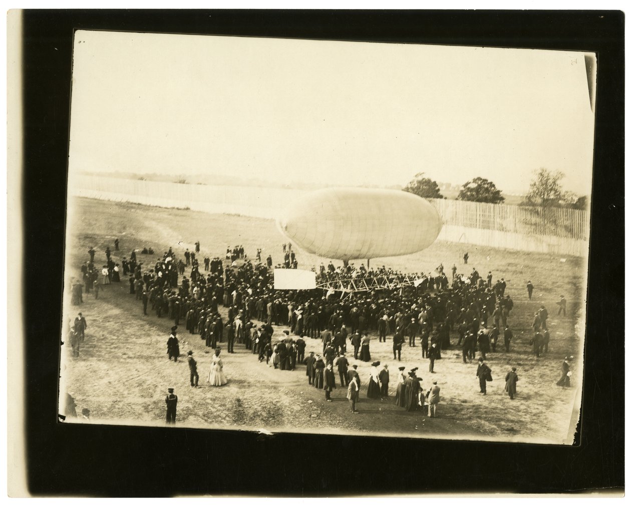 Luchtschip "California Arrow" door Jessie Tarbox Beals