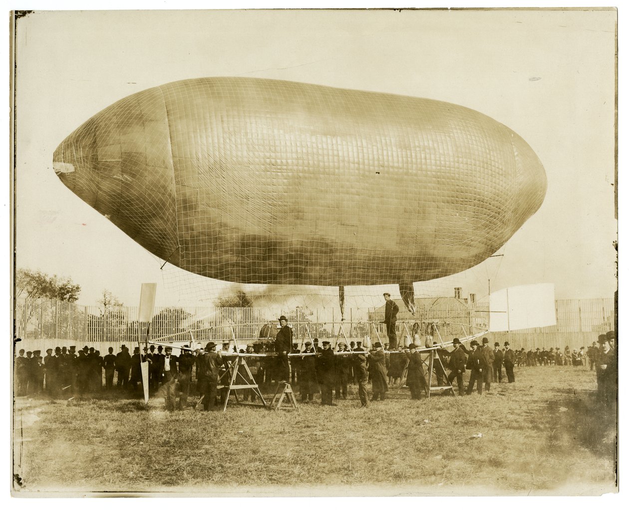 Luchtschip "California Arrow" door Jessie Tarbox Beals