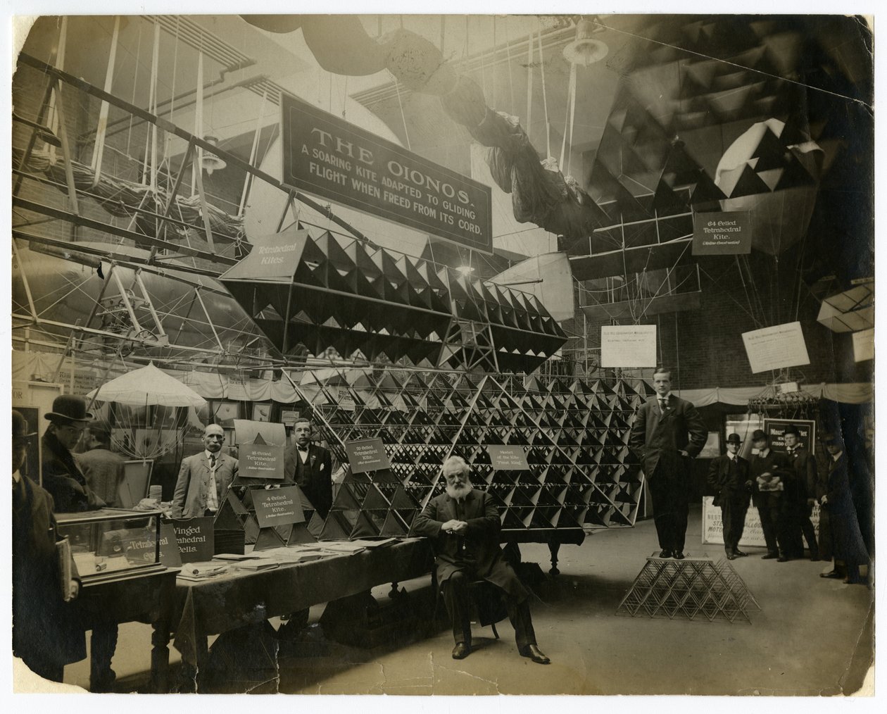 Vlieger tentoonstelling door Jessie Tarbox Beals