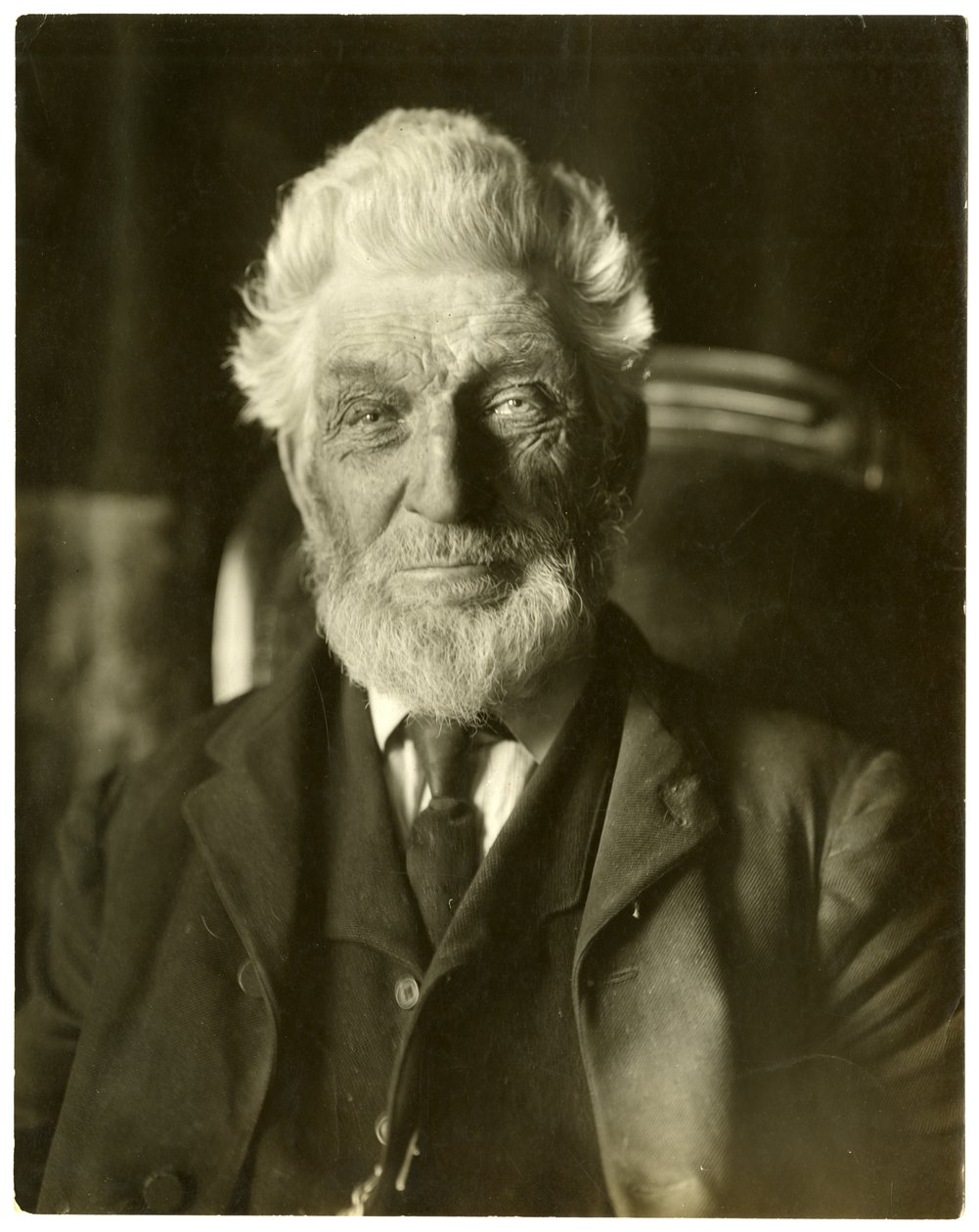 Mr Messenger, bijenman, ca. 1905-09 door Jessie Tarbox Beals