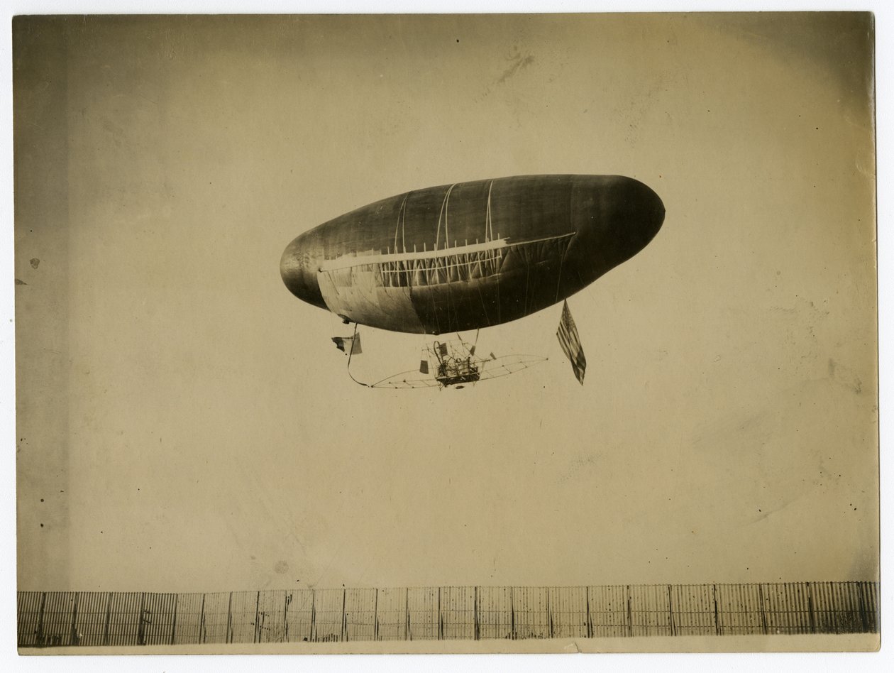 "Ville de St Mande" Luchtschip door Jessie Tarbox Beals