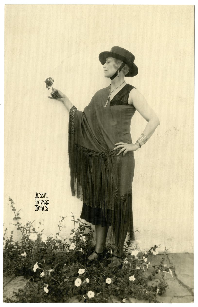 Vrouw met een bloem, c.1905-40 door Jessie Tarbox Beals