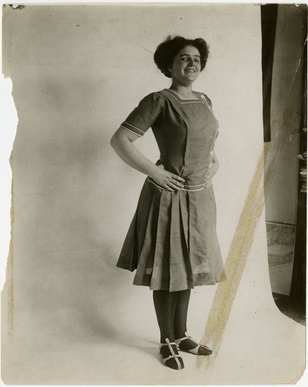Model met armen in de zij, ca. 1905-11 door Jessie Tarbox Beals