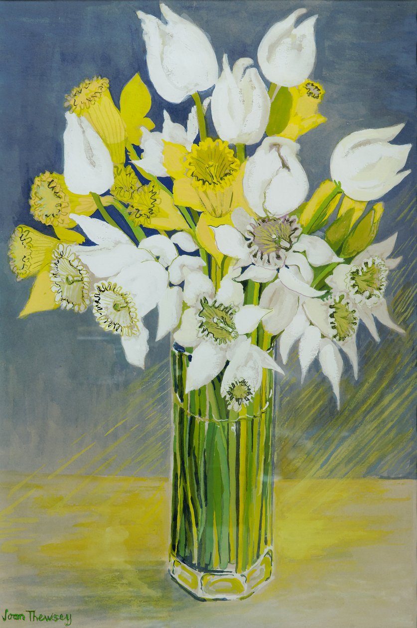 Narcissen en witte tulpen in een achthoekige glazen vaas door Joan Thewsey