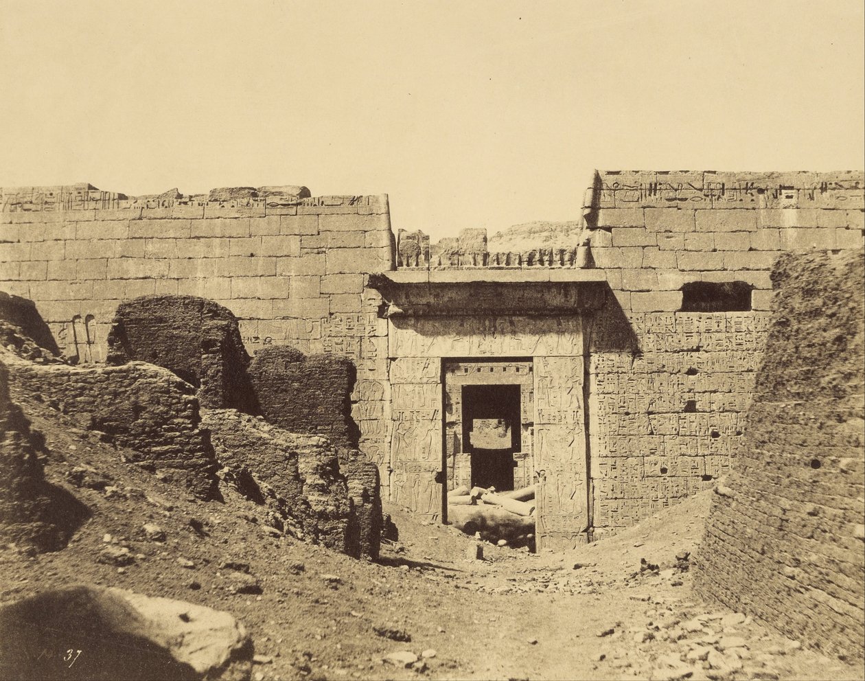 (Médinet-Habou, Paleis van Ramsès Méïamoun, Ingang van de Tweede Hof) door John Beasly Greene