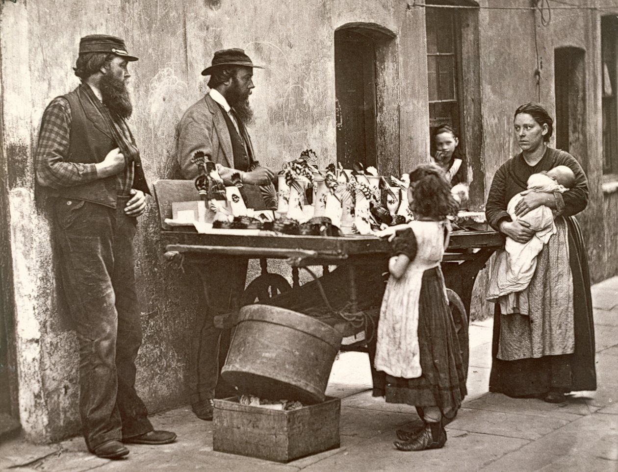 Handelaar in Fantasieartikelen, 1876-77 door John Thomson