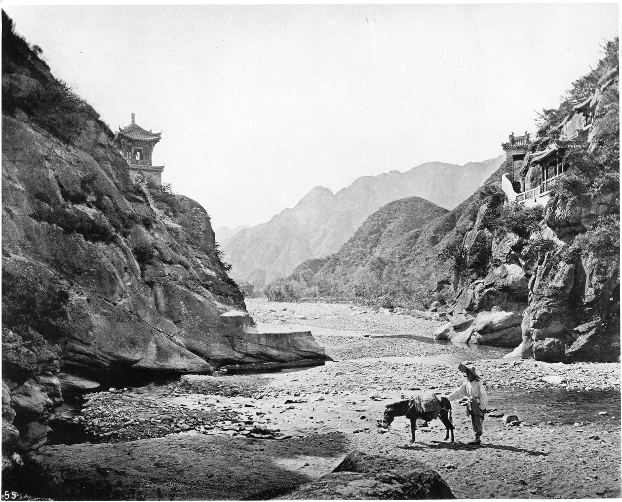 De Nankow Pas, ca. 1867-72 door John Thomson
