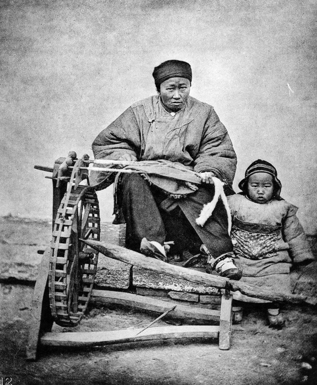 Vrouw en Kind met Spinnewiel, ca. 1870s door John Thomson