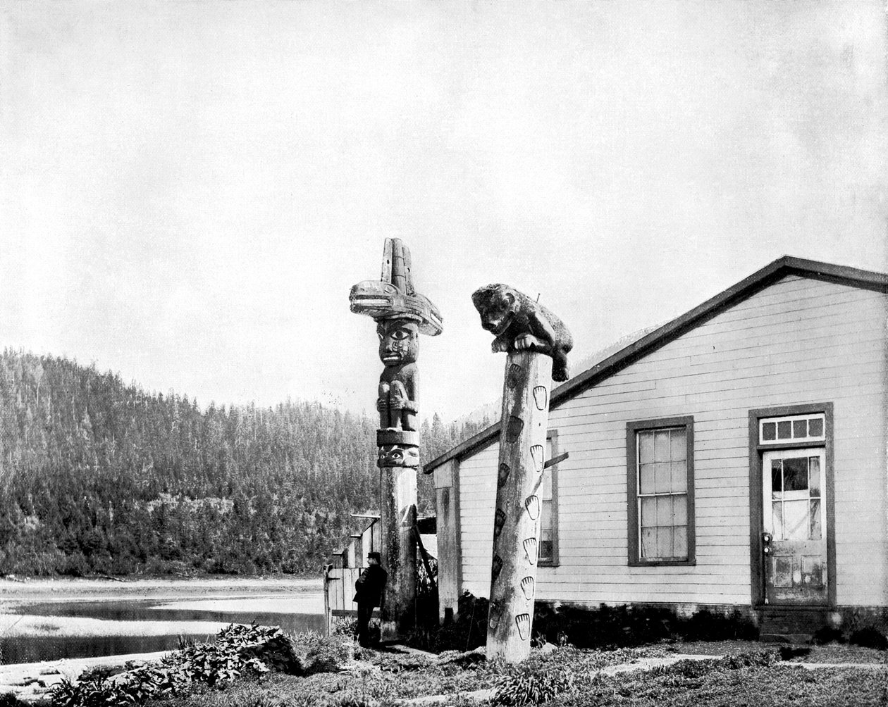 Totempalen, Alaska, VS, 1893 door John L. Stoddard