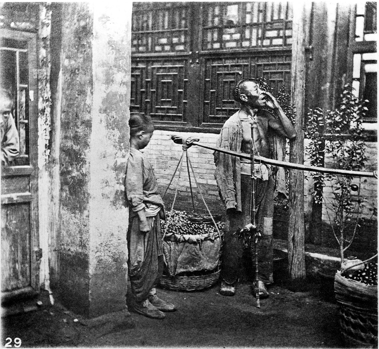 China, kreet van de koopman, ca. 1870 (foto) door John Thomson