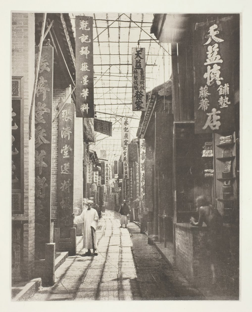 Physic Street, Canton, c. 1868 door John Thomson