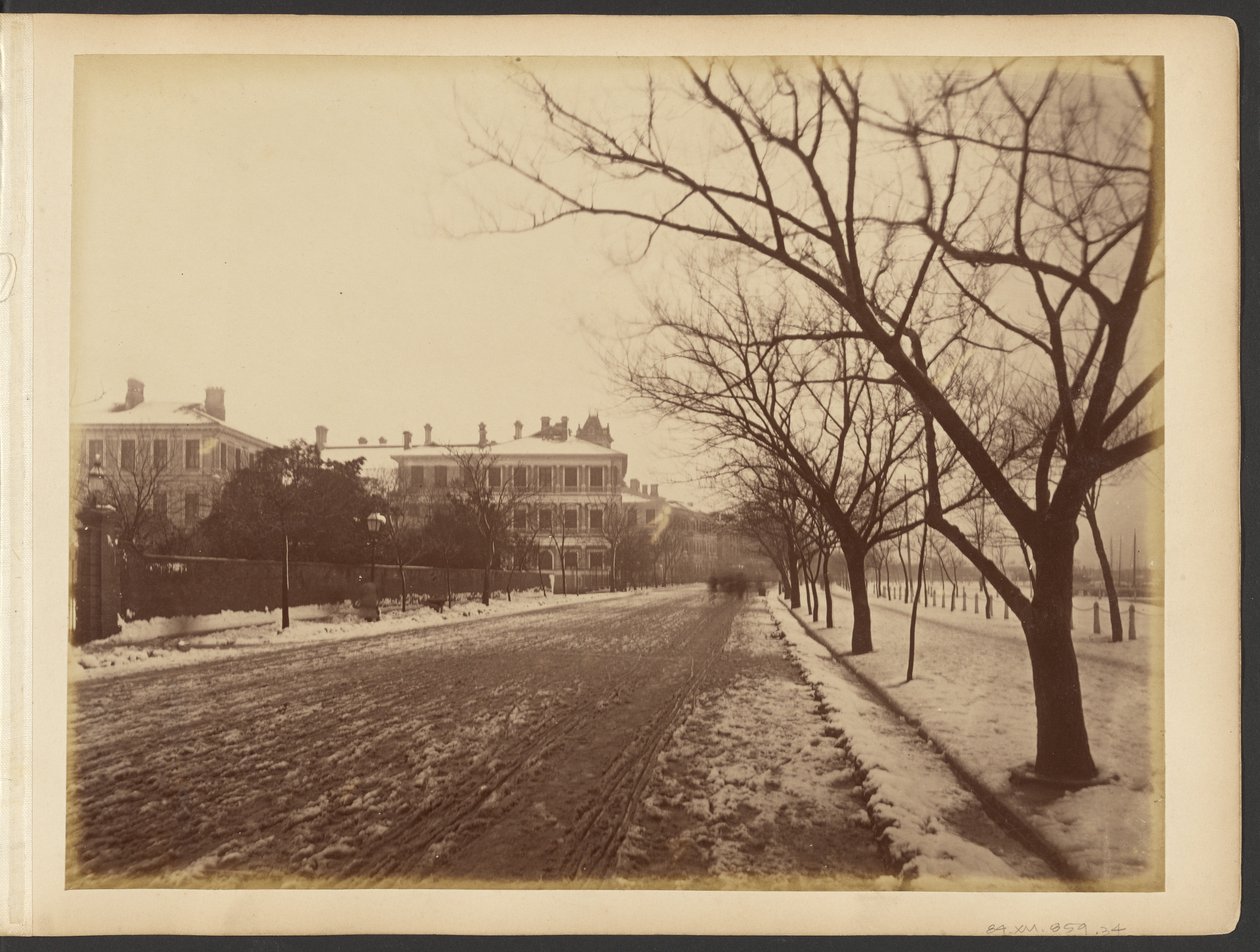 [besneeuwde weg] door John Thomson