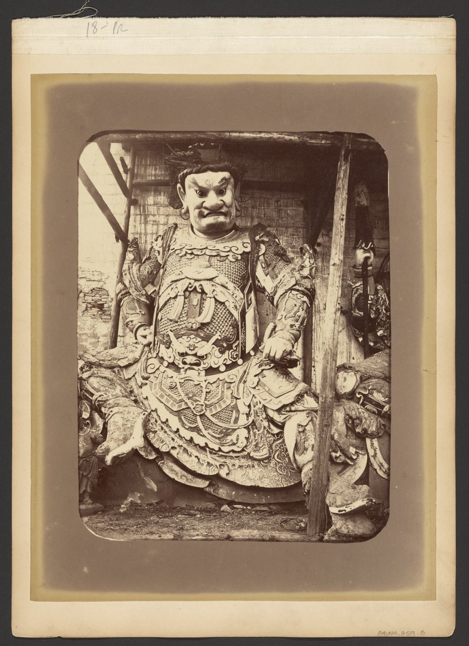 [Standbeeld van Chinese figuur]. door John Thomson