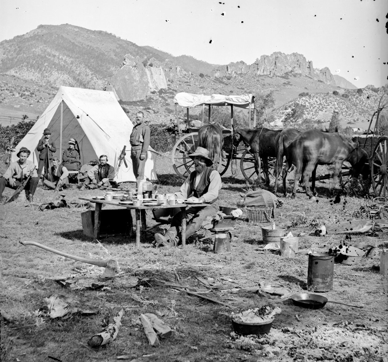 Kampeerplaatsen in de uitlopers, ca. 1875-1900 door Joseph Collier