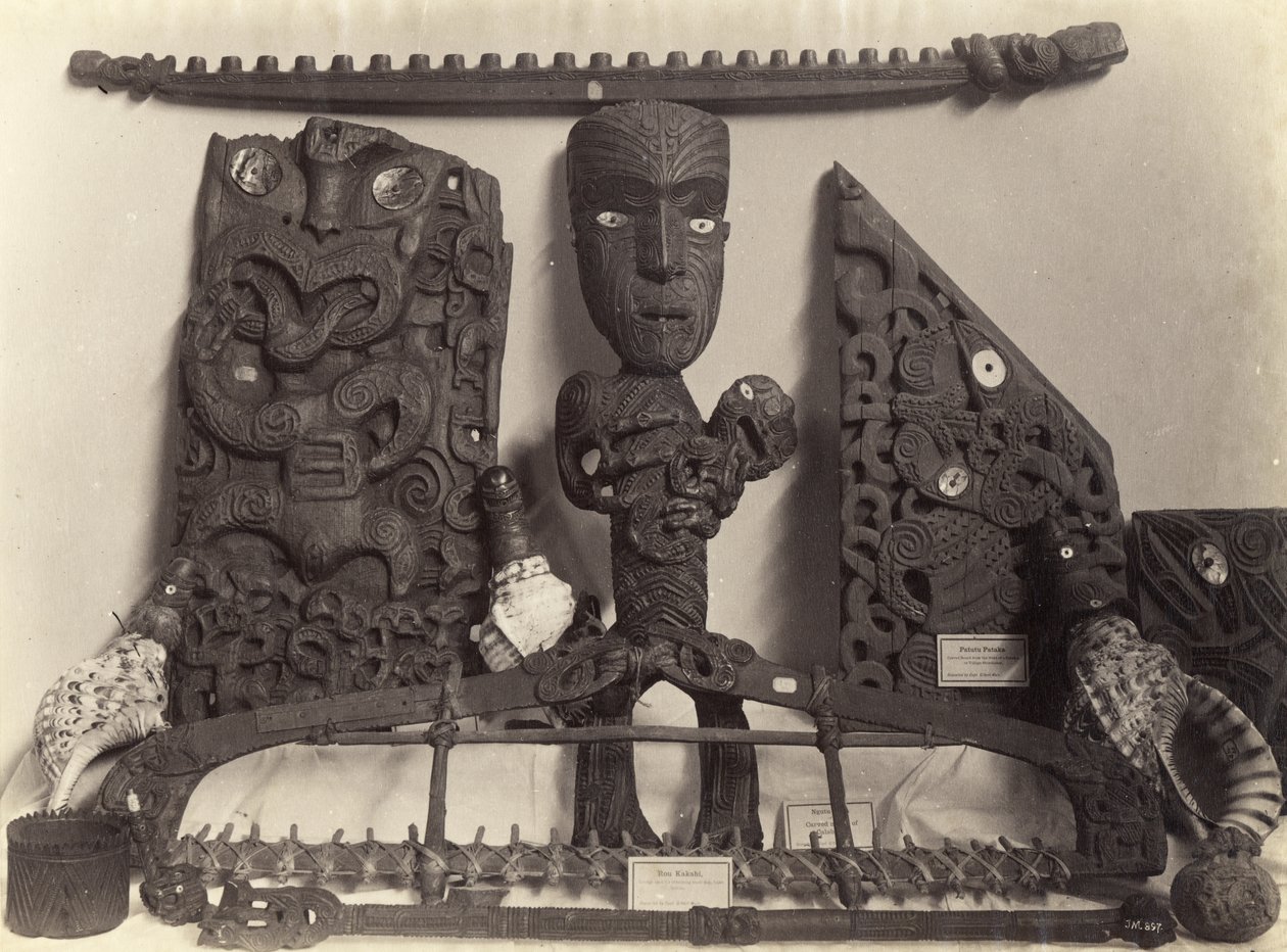 Artefacten in het Auckland Museum, c.1890 door Josiah Martin