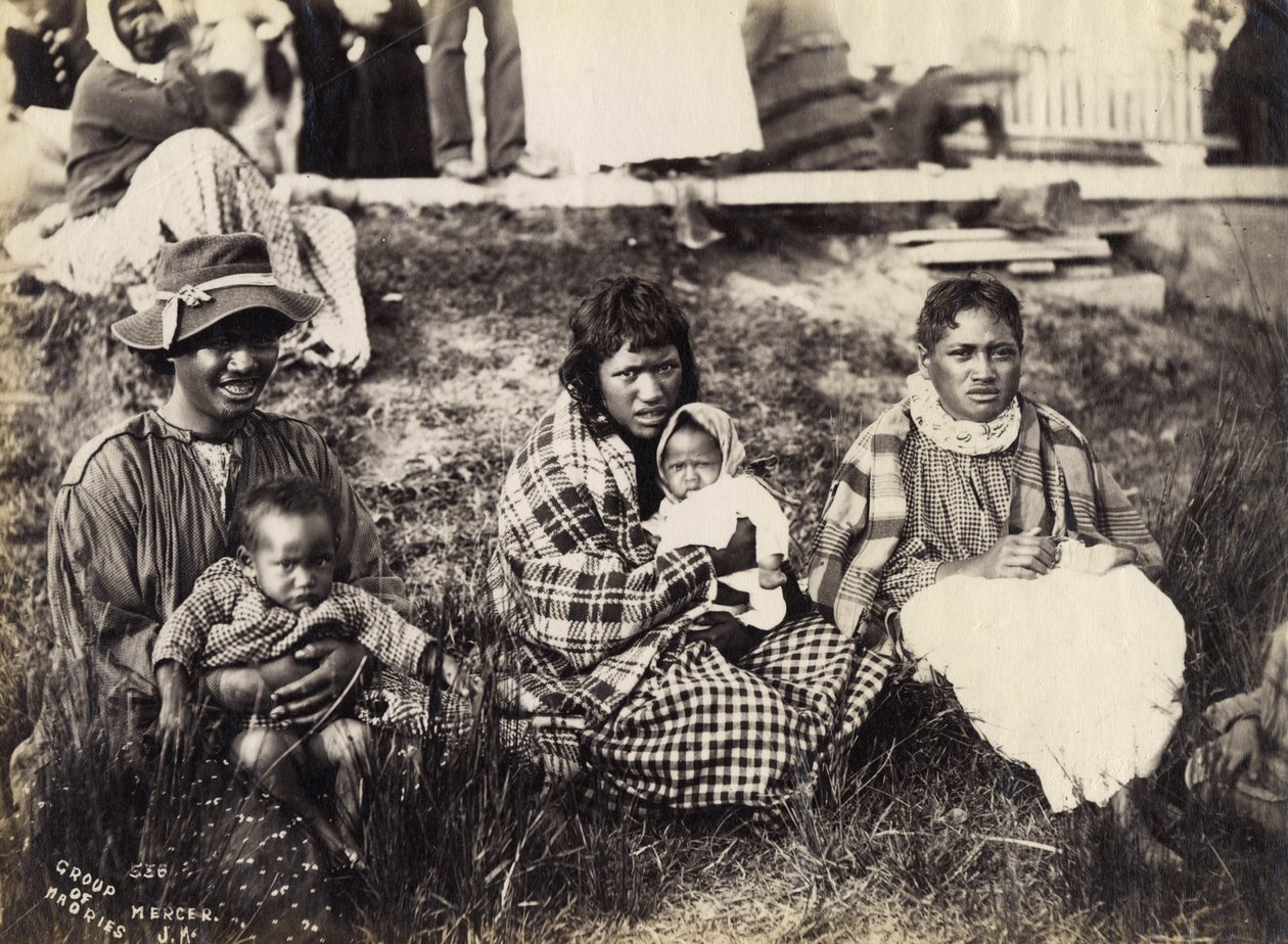Groep Maories, Mercer, ca. 1895 (albuminedruk) door Josiah Martin