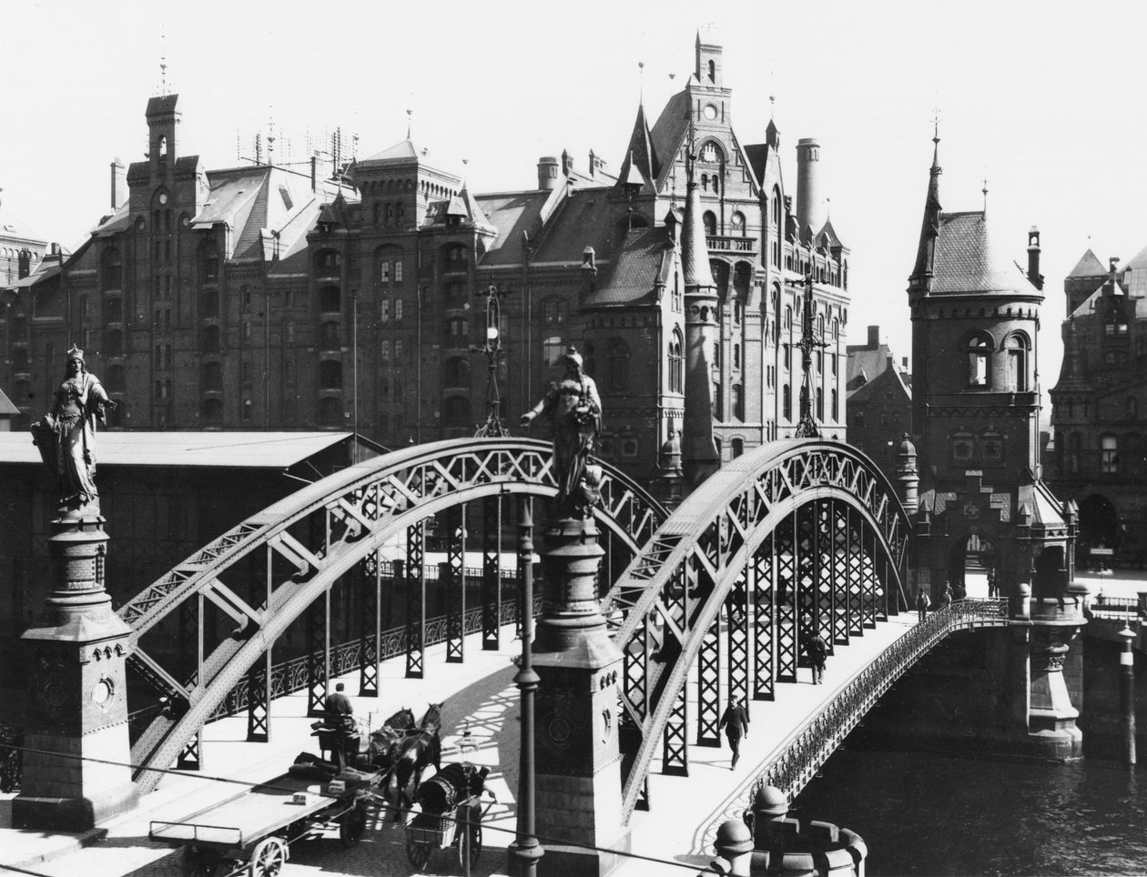 Brug in de Speicherstadt (pakhuisstad) Hamburg, c.1910 door Jousset