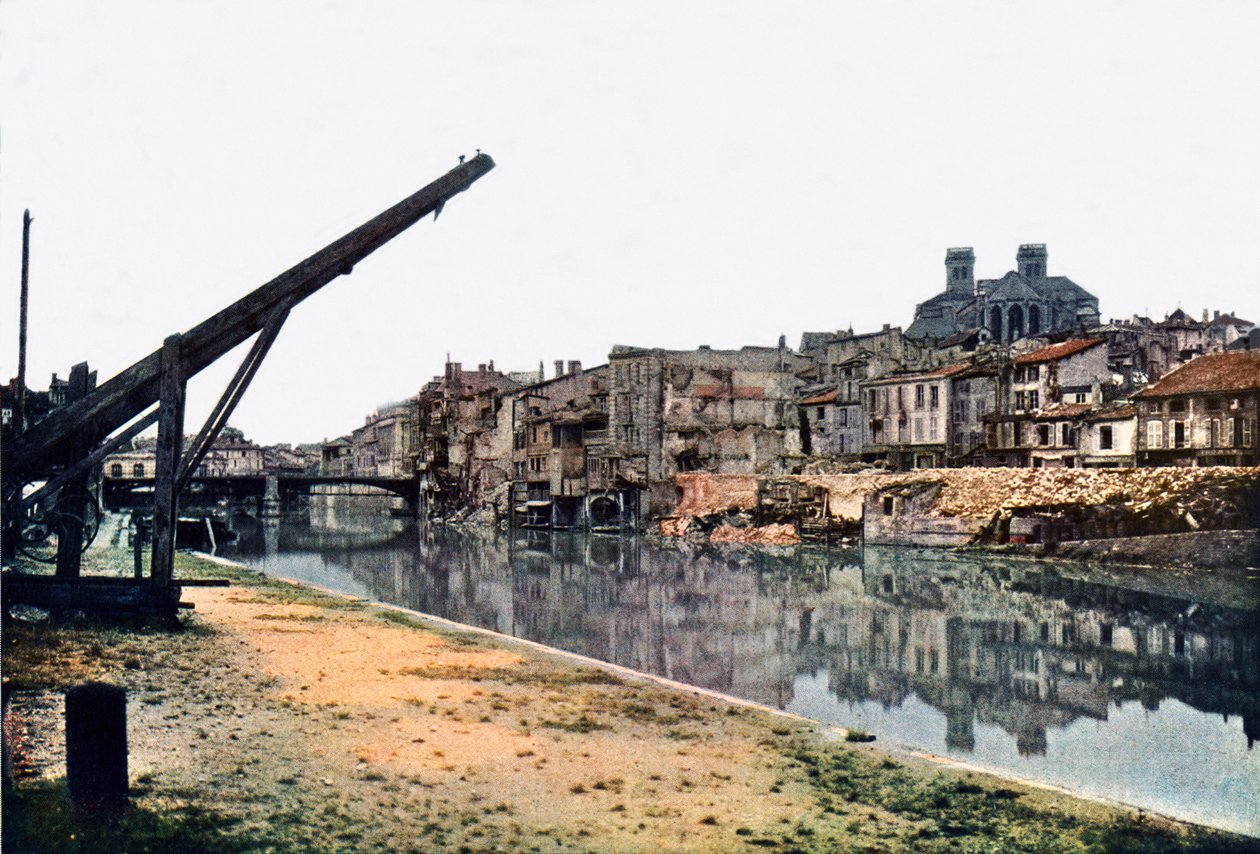 De Maas en Verdun met zwaar beschadigde gebouwen langs de rivier, september 1916 door Jules Gervais Courtellemont