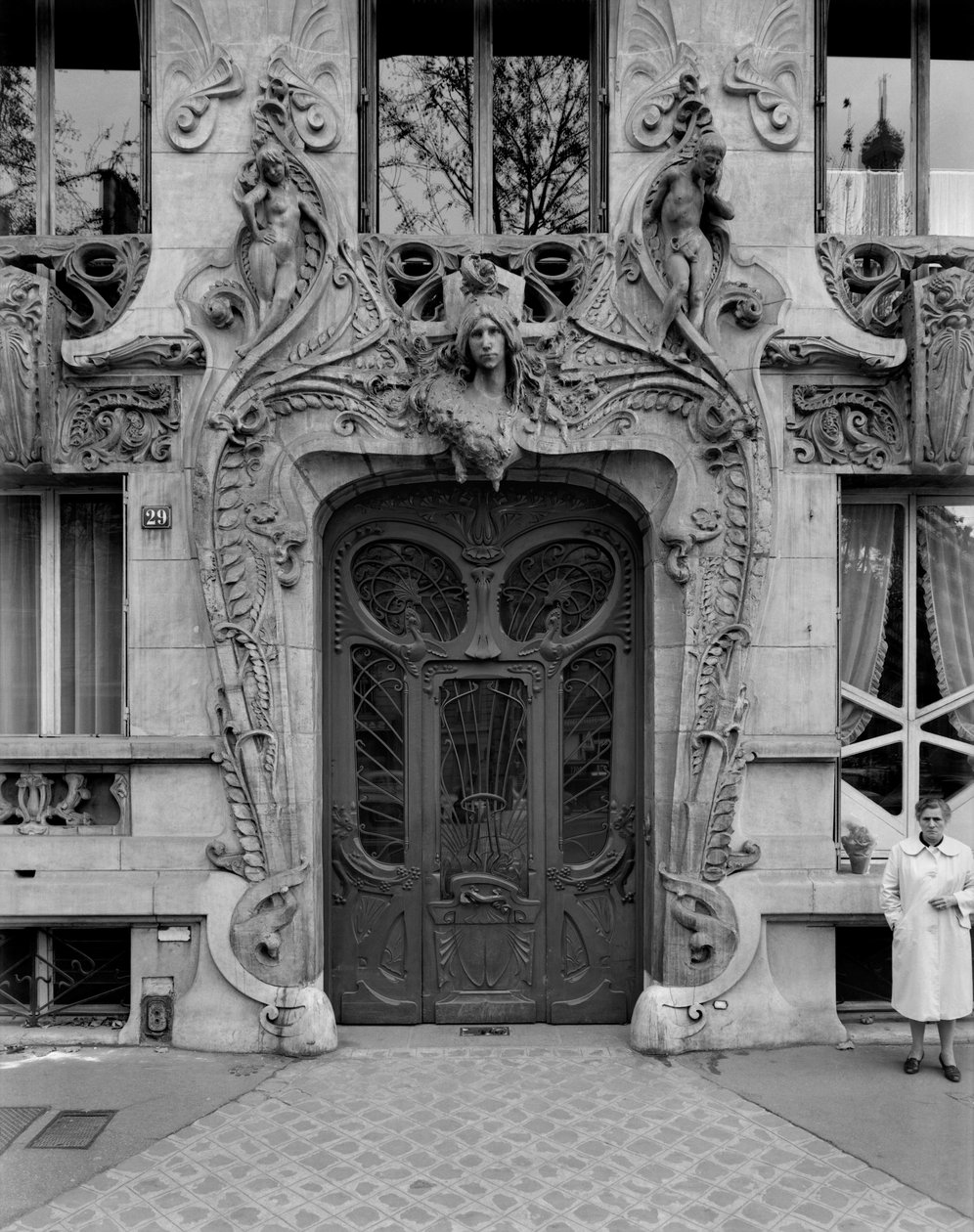 Ingangsdeur naar de appartementen op Avenue Rapp 29, ontworpen in 1901 door Jules Lavirotte