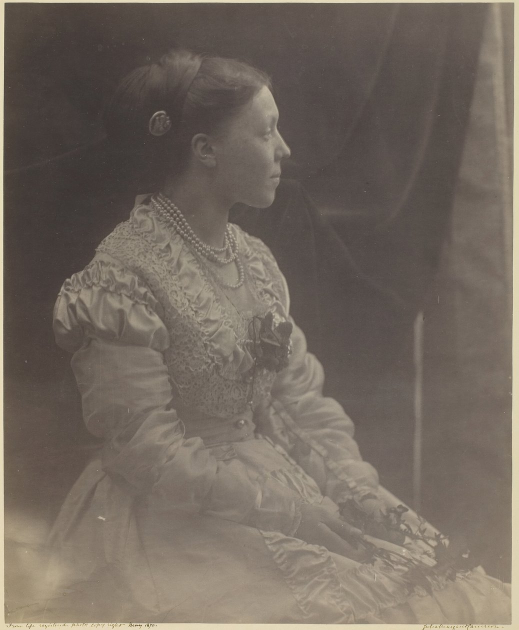 Anne Thackeray Ritchie, mei 1870 door Julia Margaret Cameron