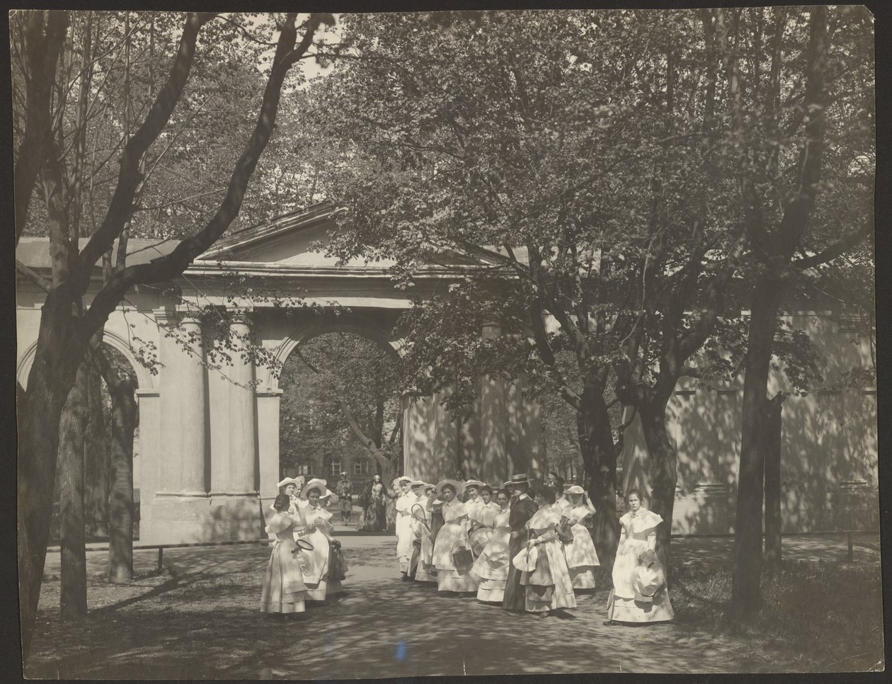 Een park in het Smolny Instituut door Karl Karlovitz Bulla