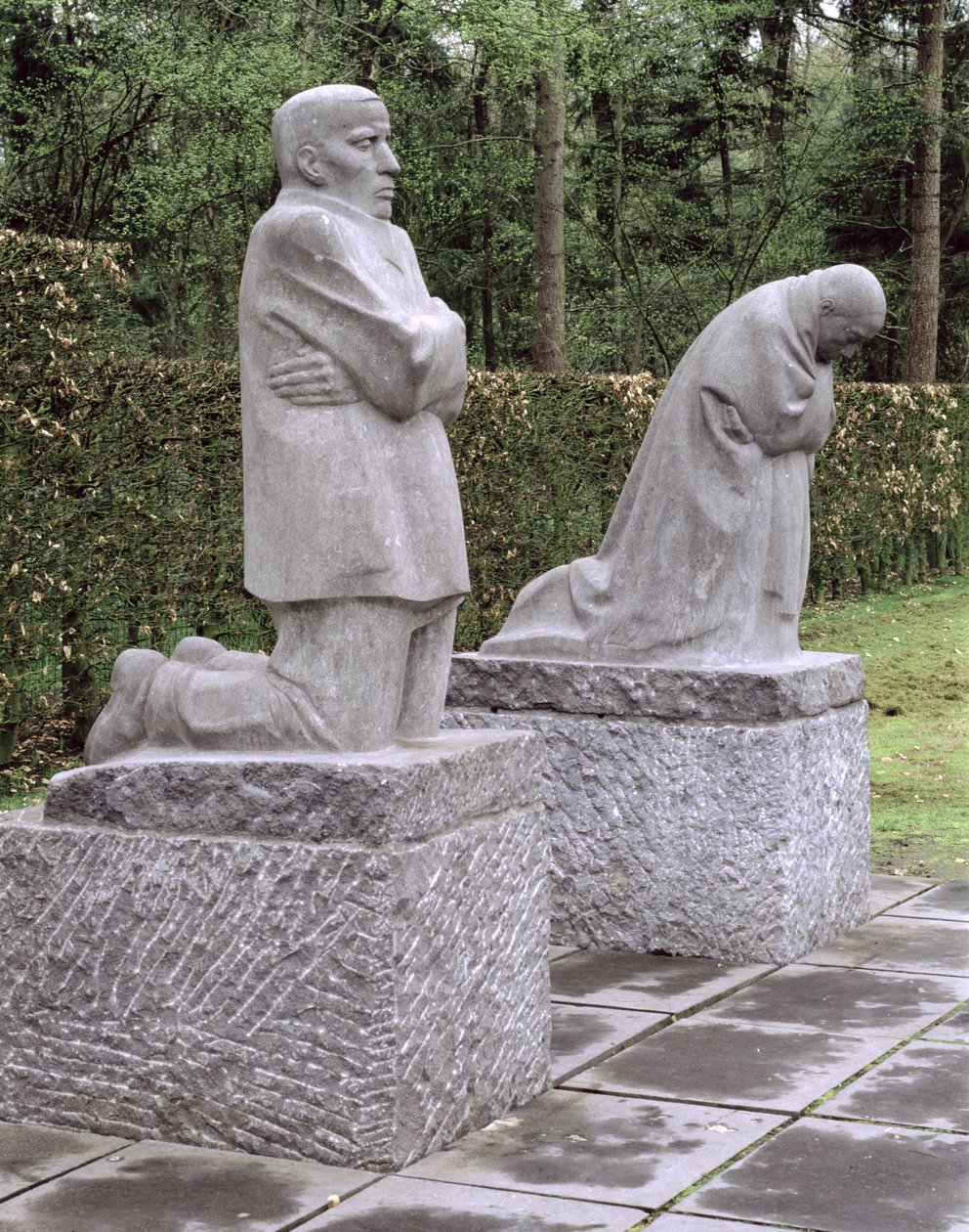 Gedenkteken met de kunstenaar en haar man die rouwen om hun overleden zoon, Peter Kollwitz, opgedragen in 1931 door Käthe Kollwitz