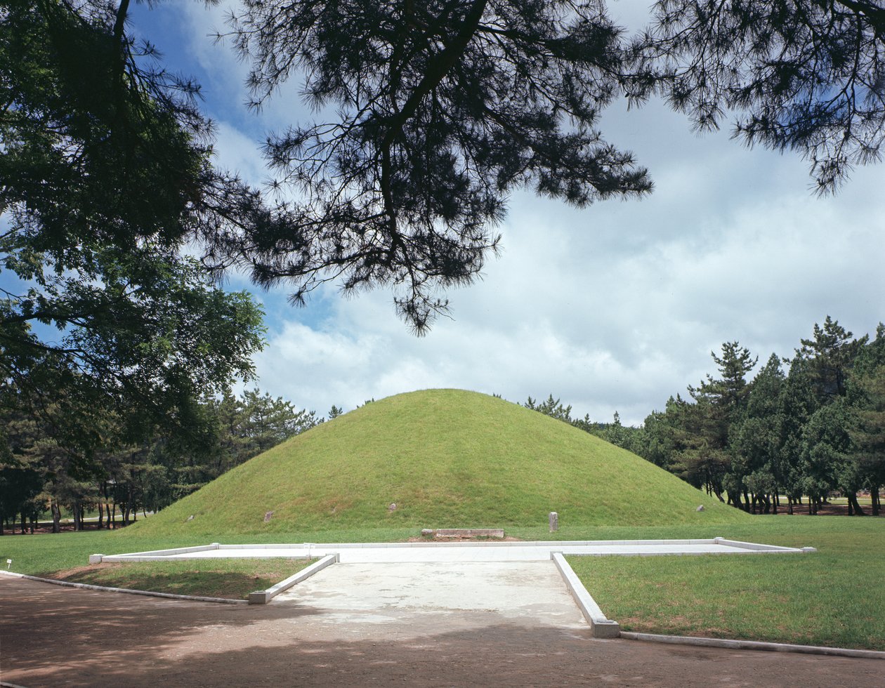 Tumulus van Koning Muryong door Korean School