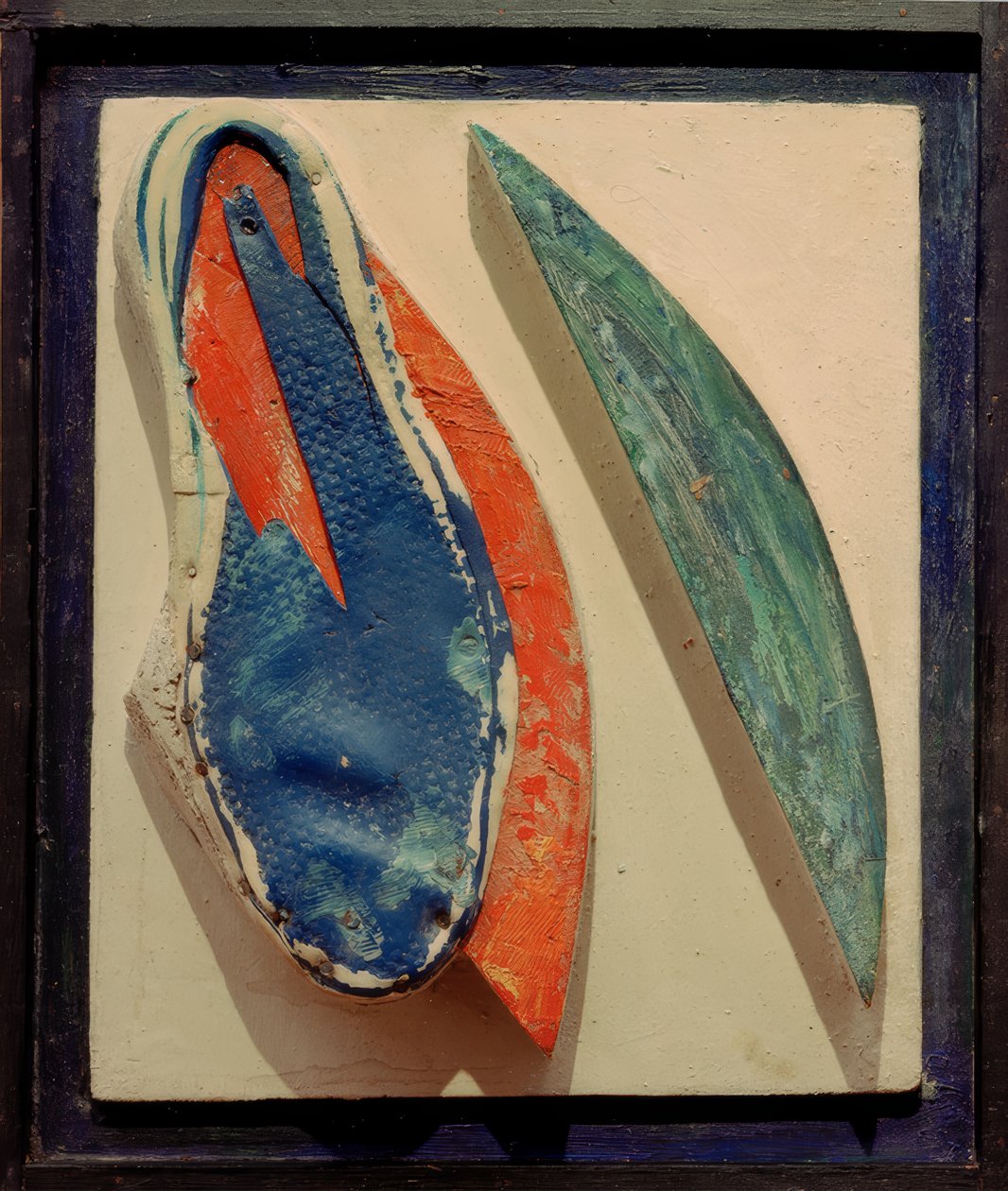 Zonder titel (Reliëf met badschoen) door Kurt Schwitters