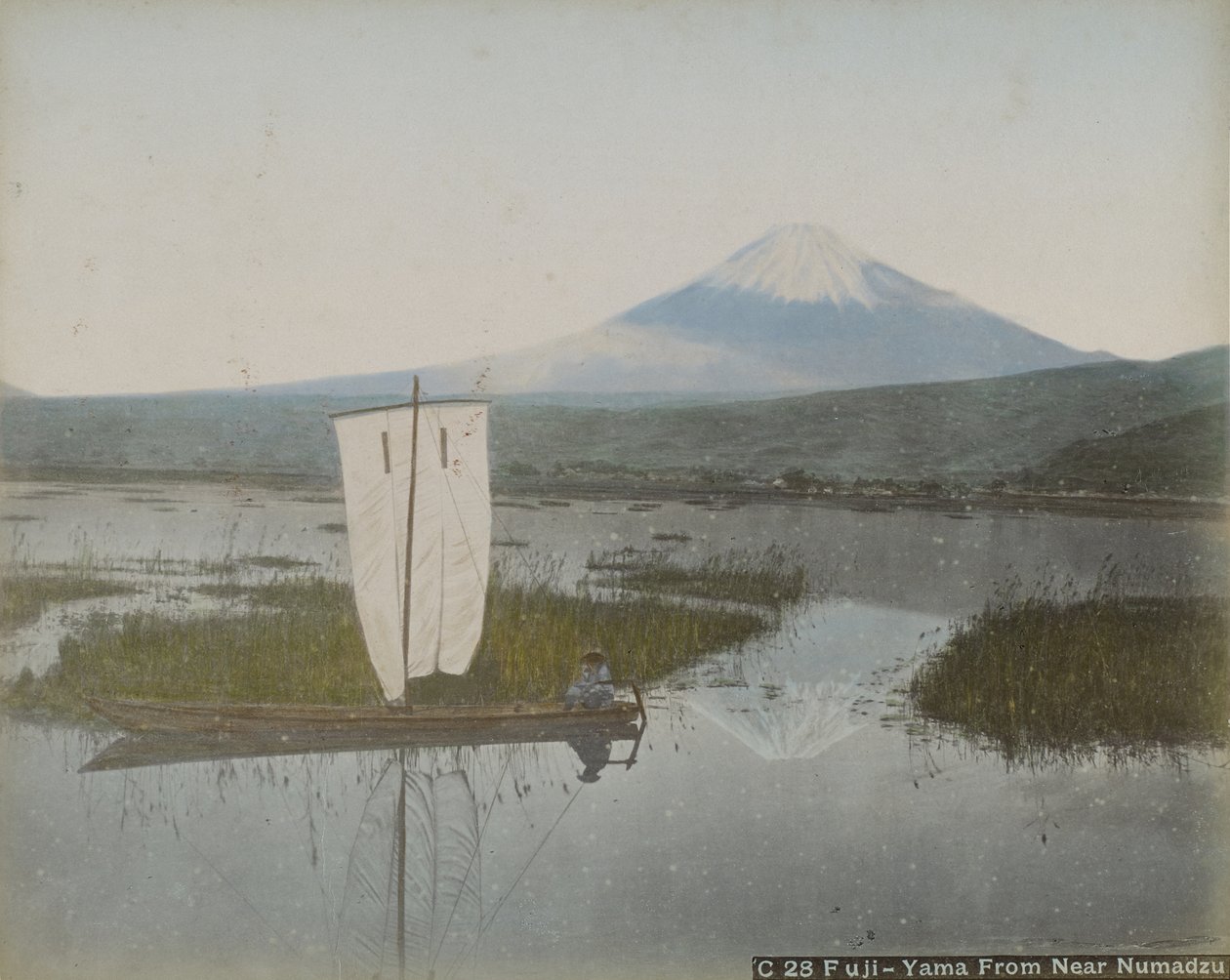 Fuji-Yama vanuit de buurt van Numadzu door Kusakabe Kimbei