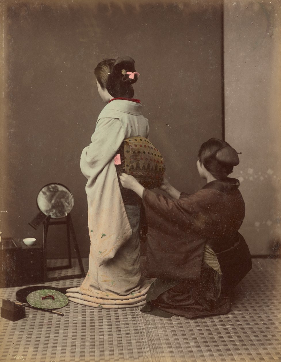 Obi aankleden door Kusakabe Kimbei
