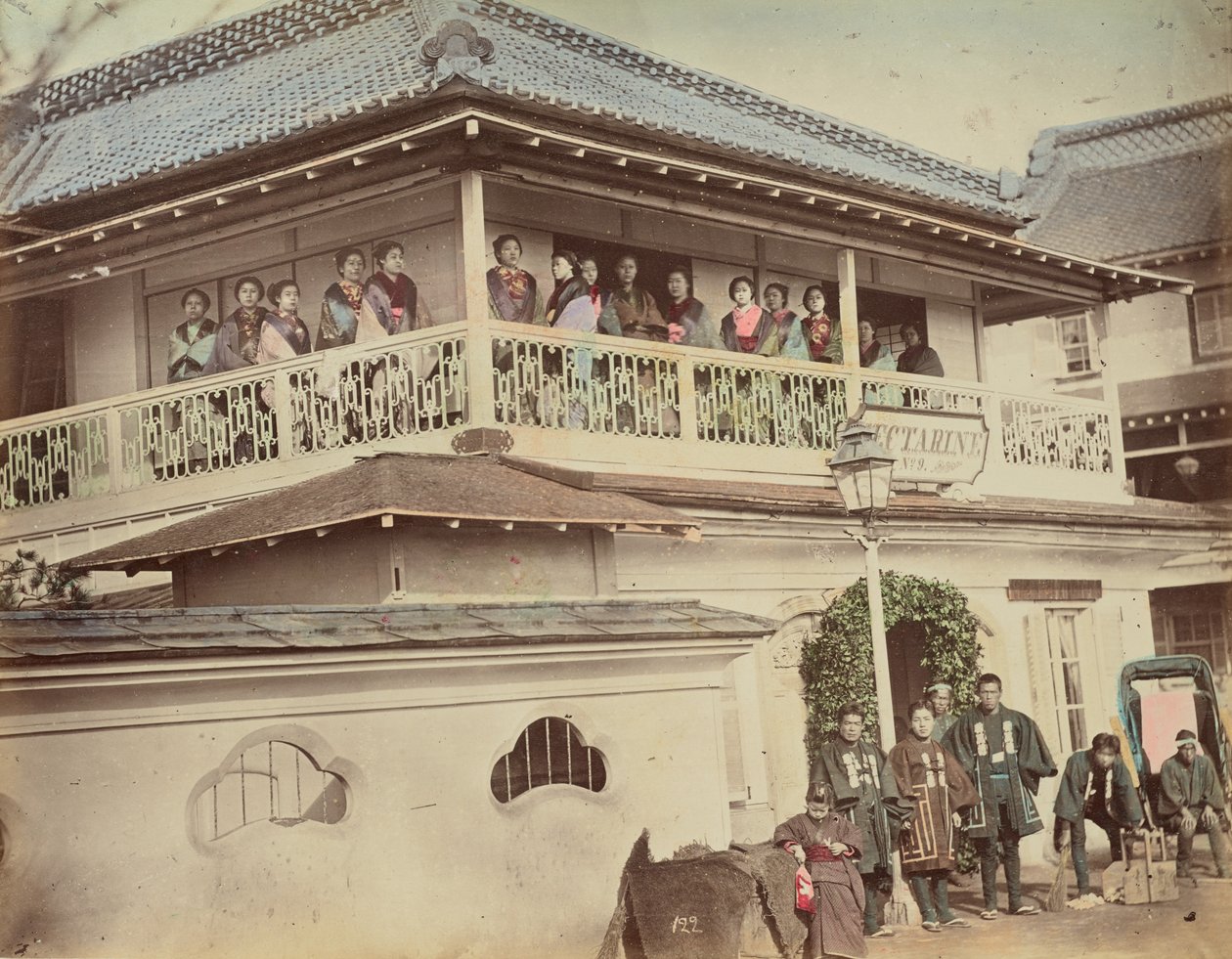 [Geisha House]. door Kusakabe Kimbei
