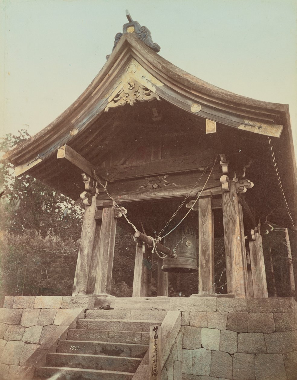 Sambutsude Bell, Nikko door Kusakabe Kimbei