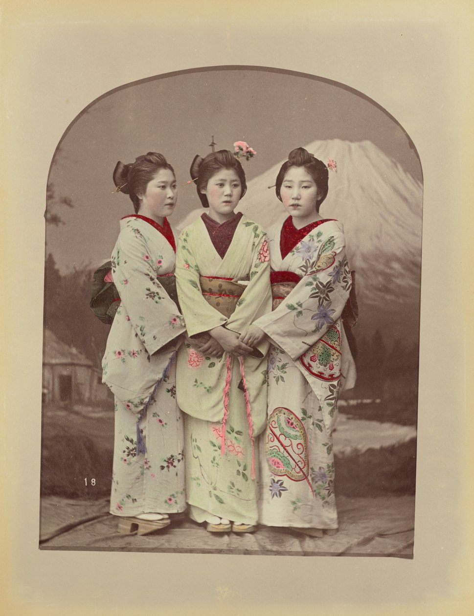 [Drie meisjes]. door Kusakabe Kimbei