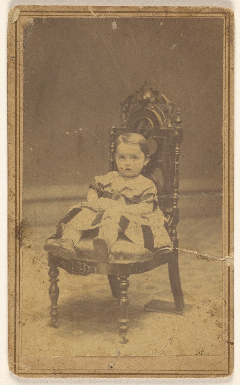 [Ongeïdentificeerd babymeisje, zittend]. door L. D. Campbell