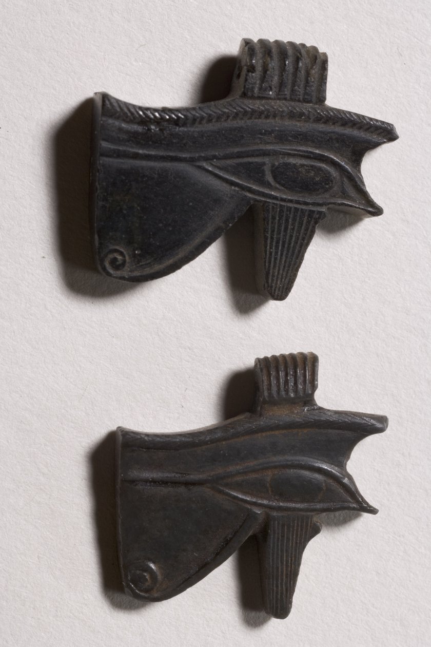 Twee wedjat-oog amuletten (obsidiaan) door Late Period Egyptian
