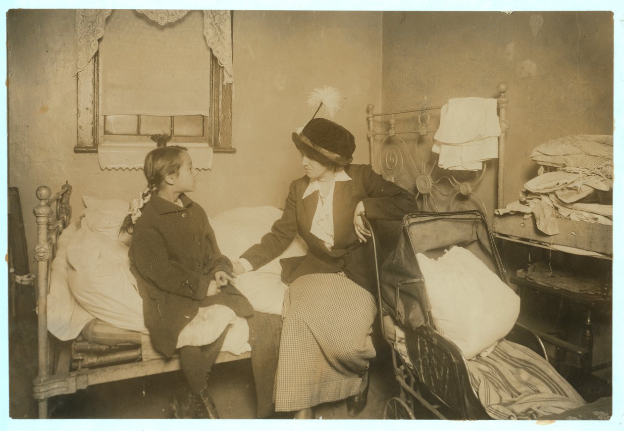 Onderzoeker in gesprek met Ida List, 124 Ridge Street, New York, 16 september 1913 door Lewis Wickes Hine