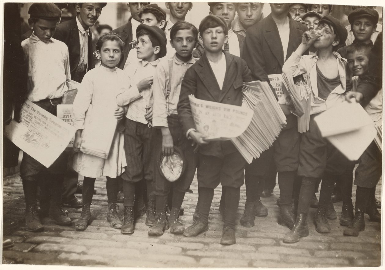 [Menigte van Newsies, inclusief één meisje]. door Lewis W. Hine