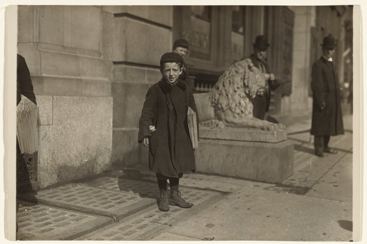 Newsboy door Lewis W. Hine