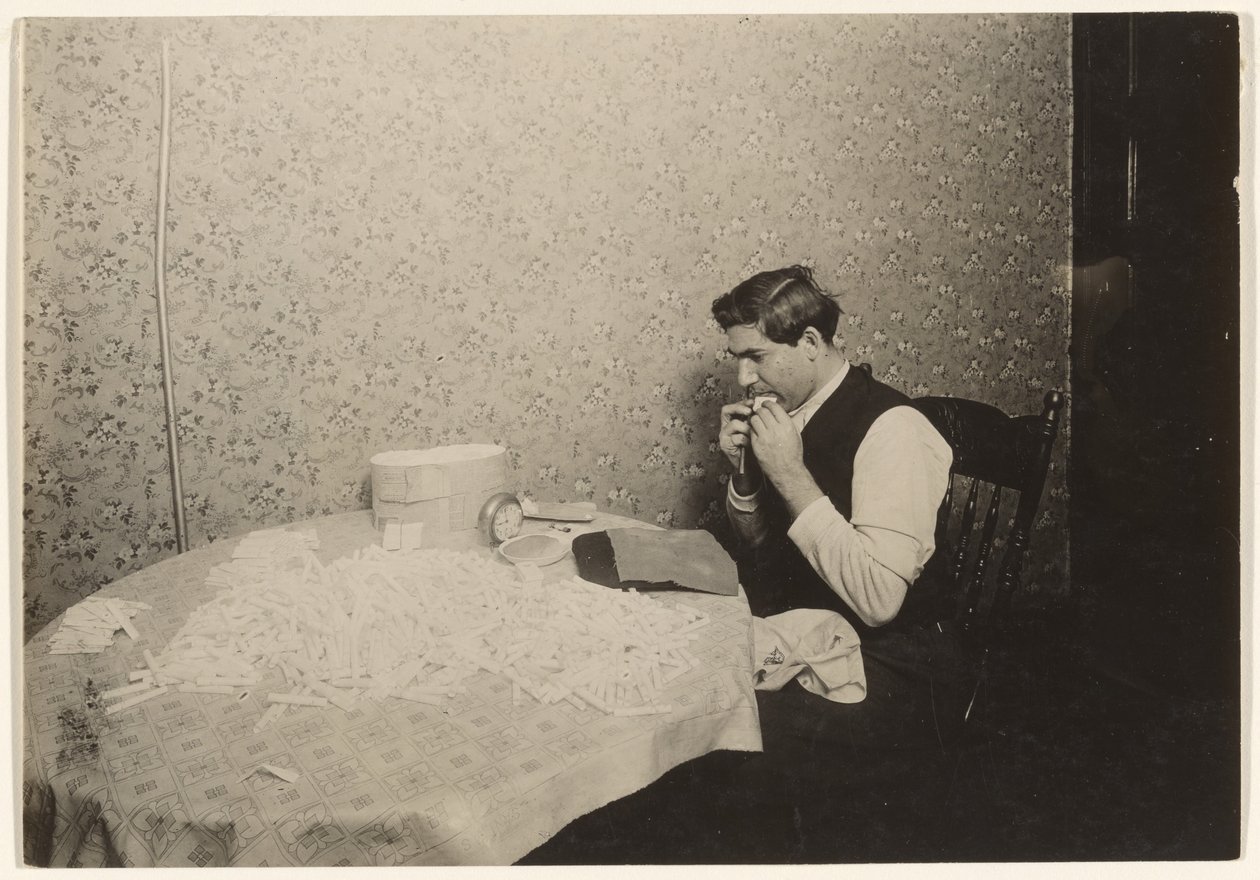 Sigaretten rollen in N.Y. Tenement/[Huiswerk] door Lewis W. Hine