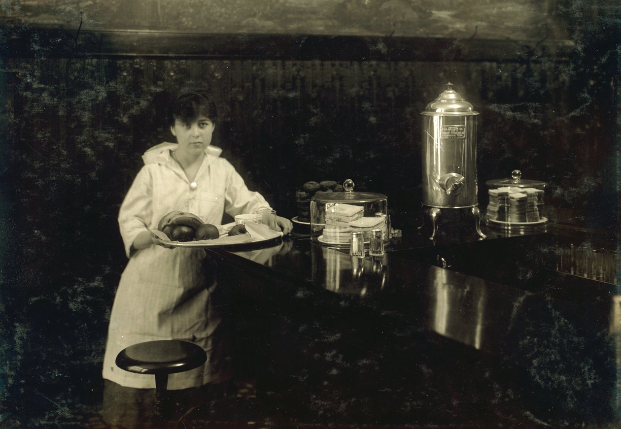 Een jonge serveerster, Delia Kane door Lewis Wickes Hine