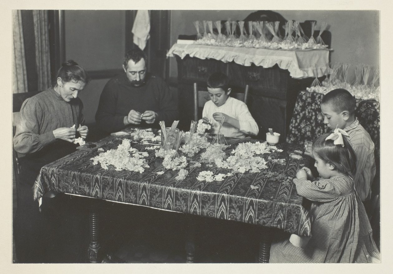 Familie maakt bloemen door Lewis Wickes Hine