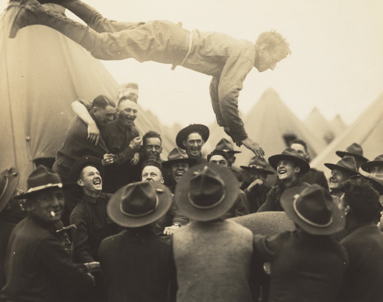 Soldaat in de Lucht Gegooid, 1917 door Lewis Wickes Hine