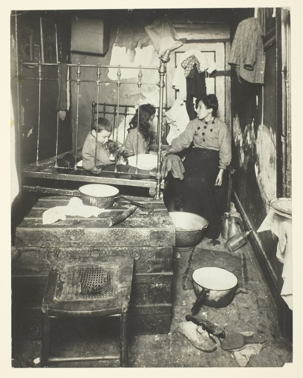 Tenement door Lewis Wickes Hine