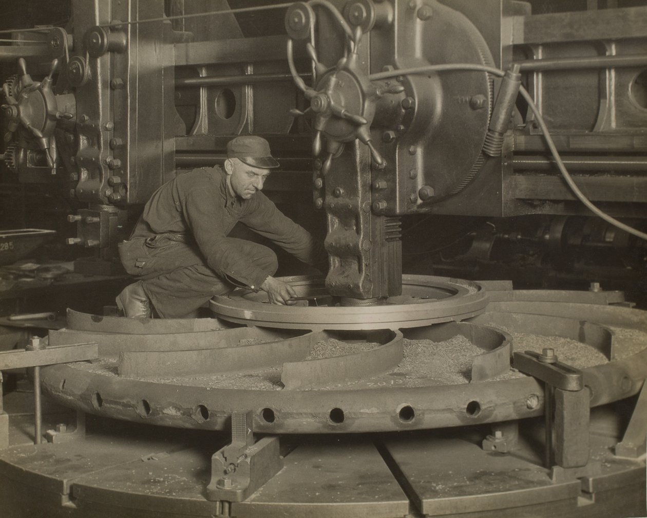 Arbeider bij slijpmachine door Lewis Wickes Hine